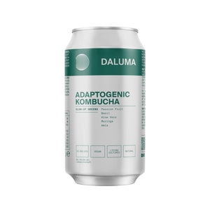 Eine silberne Dose DALUMA GLOW UP GREENS MARACUJA KOMBUCHA mit grüner und weißer Aufschrift, mit Passionsfrucht, Basilikum, Aloe Vera, Moringa und Amla sowie veganen und probiotischen Kulturen und Darmgesundheitssymbolen.
