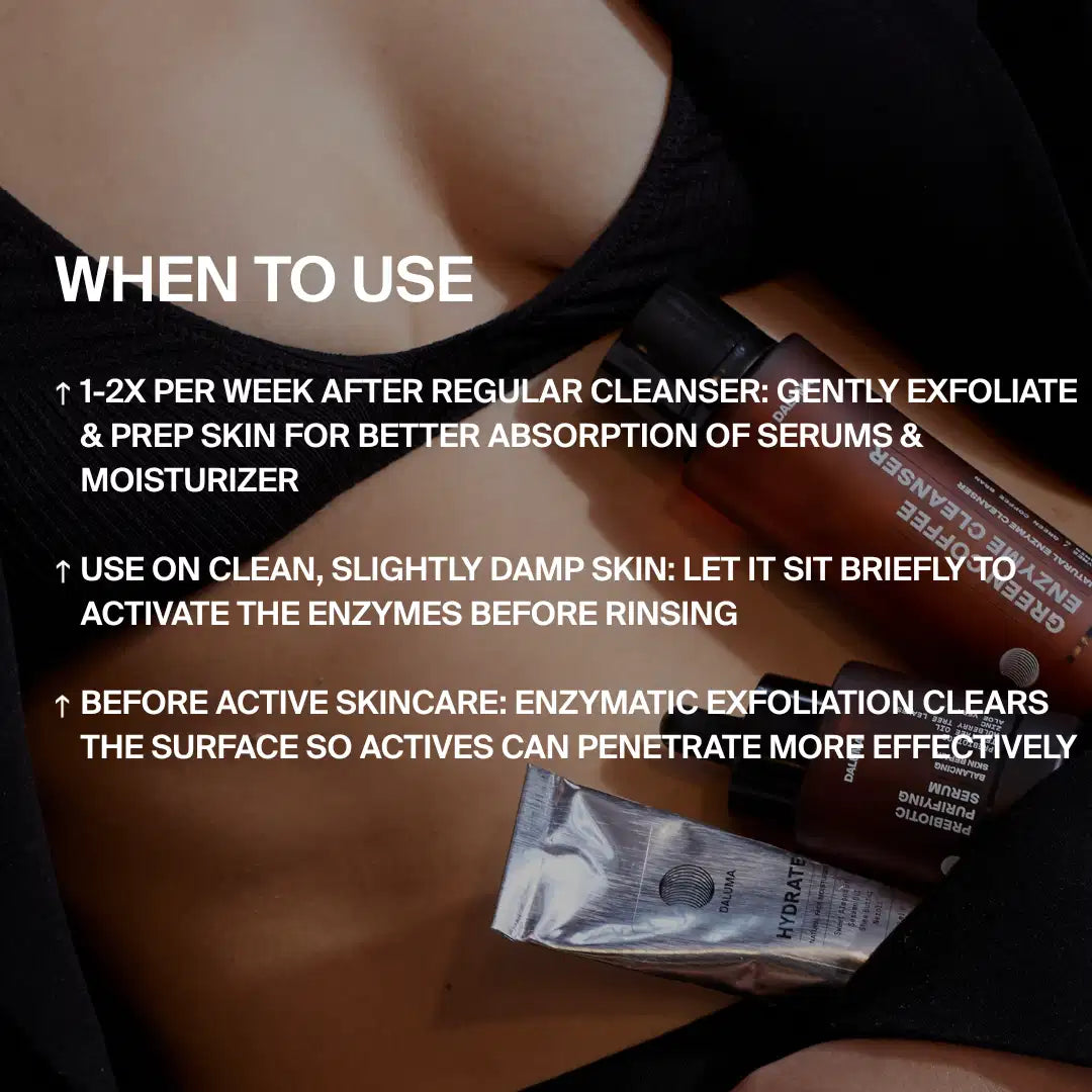 Nahaufnahme einer Person in Schwarz, die DALUMA GREEN COFFEE CLEANSER ENZYMPEELING in der Hand hält. Überlagerter Text: 1-2 mal wöchentlich auf die saubere, feuchte Haut auftragen für eine natürliche Hautregeneration und verbesserte Aufnahme.