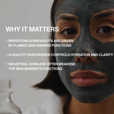 Eine Frau, die eine dunkle Gesichtsmaske trägt, blickt in die Kamera. Der Text erklärt, dass eine gesunde Hautbarriere die Hydratation und Klarheit der Haut fördert, während manche Hautpflegeprodukte diese Barriere schwächen und Irritationen verursachen - die 3x MASK DUO von Daluma unterstützt eine starke, hydratisierte Haut.