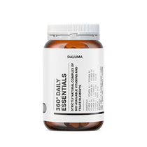 Eine braune Ergänzungsflasche mit weißem Deckel trägt die Aufschrift 360 DAILY ESSENTIALS SUPPLEMENT