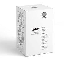 Die weiße, rechteckige DALUMA 360 DAILY ESSENTIALS SUPPLEMENT Box zeigt auf der Vorderseite eine Liste von pflanzlichen Mikronährstoffen wie Maca, Moringa, Kakao, Aloe, Hanf und Kurkuma, die eine natürliche tägliche Ernährung ermöglichen.