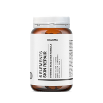 Eine braune DALUMA-Flasche mit der Aufschrift SIX ELEMENTS SKIN KOLLAGEN KAPSELN enthält Marine-Kollagen, Hyaluronsäure, Bambus-Silizium, Omega 3 und mehr zur Reparatur von Haut und Haar. Die Flasche hat einen weißen Schraubverschluss.