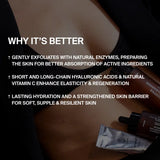 Nahaufnahme der Tuben der ANTI AGING ESSENTIAL ROUTINE von DALUMA neben der nackten Schulter einer Person, die das Peeling mit Enzymen, die verbesserte Elastizität durch Hyaluronsäure und Vitamin C sowie die dauerhafte Feuchtigkeitszufuhr für eine widerstandsfähige Haut hervorhebt.