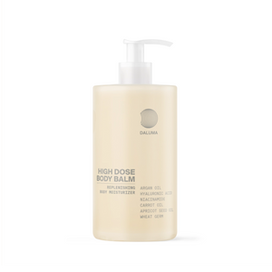 Eine beigefarbene Pumpflasche mit der Aufschrift DALUMA HIGH DOSE STRAFFENDE BODYLOTION for Körperpflege, angereichert mit Hyaluronsäure, Arganöl, Niacinamid, Karottenöl, Aprikosenkernöl und Weizenkeimen.