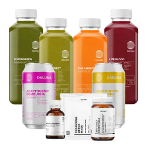 Die BETTER ENERGY SAFTKUR 7 TAGE von DALUMA umfasst biologisch kaltgepresste Saftflaschen in Grün und Rot, Kombucha-Dosen, Nahrungsergänzungsmittel und Packungen, die alle vor einem weißen Hintergrund angeordnet sind.