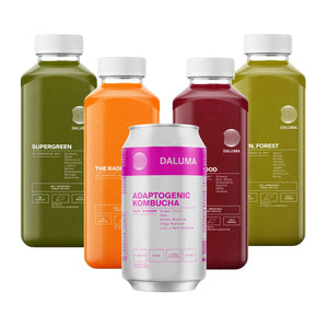 Fünf DALUMA-Getränke bilden das DAILY FEEL GOOD JUICE PACKAGE: vier rechteckige Flaschen mit grünem, orangefarbenem und rotem kaltgepresstem Saft sowie eine silberne Dose mit adaptogenem Kombucha in der Mitte.