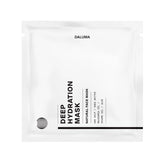Eine weiße, quadratische Packung mit der Aufschrift DALUMA DEEP HYDRATION FEUCHTIGKEITSMASKE in schwarzer Schrift. Das minimalistische Design enthält ein kleines schwarzes Kreismuster und hebt natürliche Inhaltsstoffe wie Kiwi-Extrakt, Shea-Butter, Sesamöl und Algen hervor.