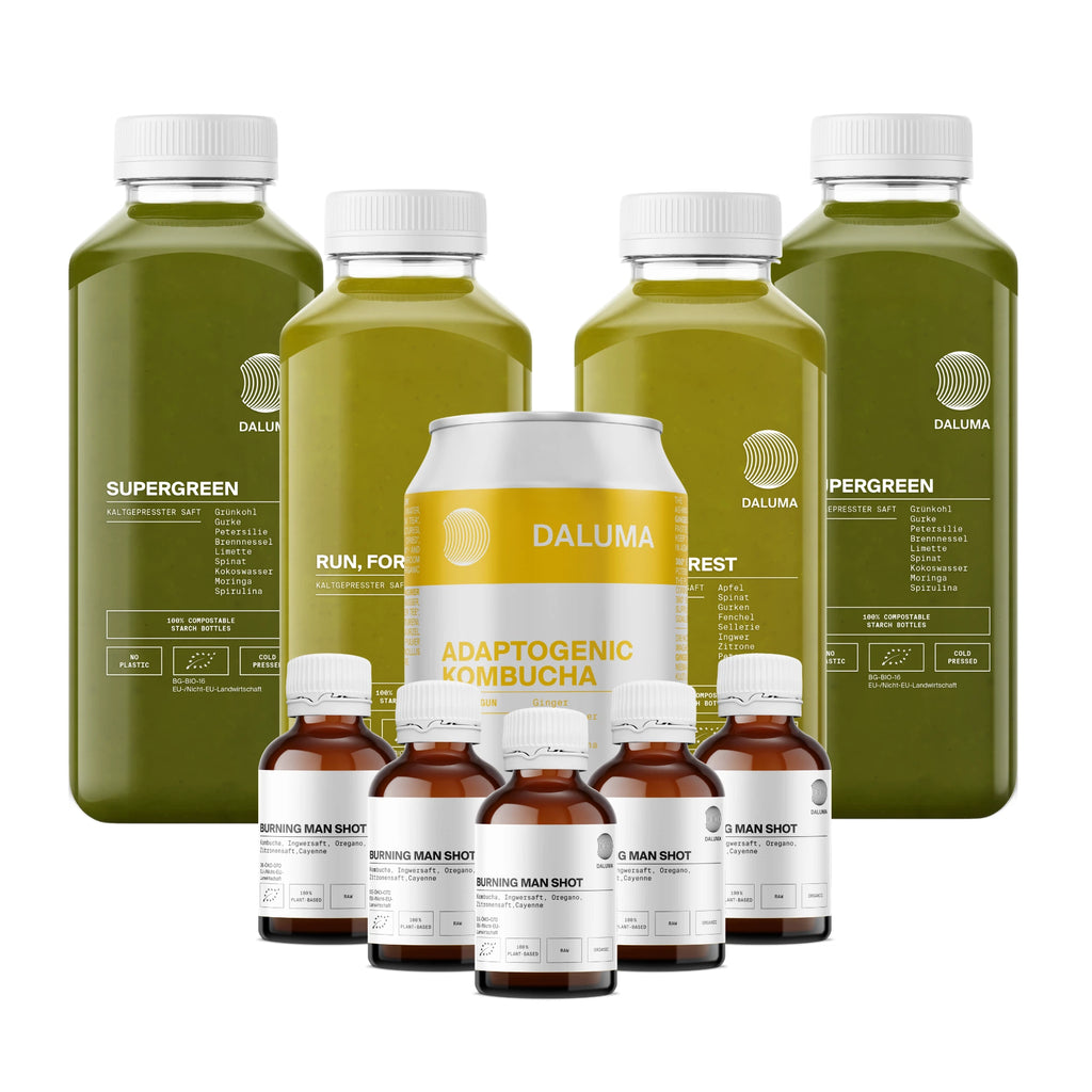 Das Set GRÜNE SAFTKUR - 5 TAGE von DALUMA enthält drei große Flaschen kaltgepressten Saft, eine adaptogene Kombucha-Dose und sechs Burning Man Shots, die alle auf einem weißen Hintergrund abgebildet sind.