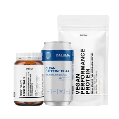 Das DALUMA HOLISTIC ENERGY PACK enthält 360 Daily Essentials, vegane BCAAs für reines Koffein und einen Beutel pflanzliches Protein - alles in einer minimalistischen weiß-blauen Verpackung.