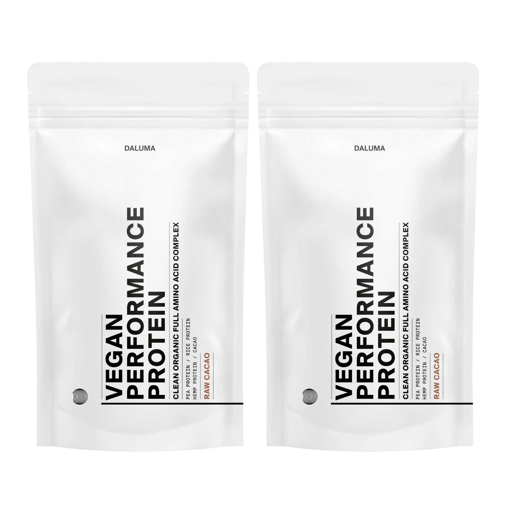 Zwei weiße, wiederverschließbare Beutel mit DALUMA VEGANES PERFORMANCE PROTEIN KAKAO DOUBLE stehen aufrecht und präsentieren diese vegane Bio-Proteinmischung mit minimalistischem schwarzem Text und dem Hinweis 