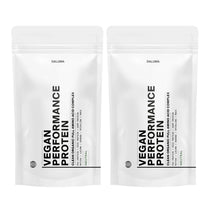 Zwei weiße wiederverschließbare Beutel mit der Aufschrift VEGANES PERFORMANCE PROTEIN NEUTRAL DOUBLE von DALUMA stehen Seite an Seite. Das minimalistische Design weist einen fetten schwarzen Text auf und unterstreicht diese pflanzliche Proteinquelle für den Muskelaufbau mit einem kleinen Neutral-Geschmacksetikett.