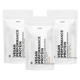 Drei weiße, wiederverschließbare Beutel mit DALUMA VEGANES PERFORMANCE PROTEIN ALL FLAVORS sind in einer Reihe angeordnet. Die minimalistische Verpackung zeigt fetten schwarzen Text. Dieses pflanzliche Protein hat den Geschmack von Creamy Vanilla und einen Aminosäurekomplex.
