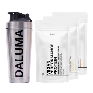 Eine DALUMA Edelstahl-Shakerflasche steht neben drei weißen Beuteln des VEGAN PERFORMANCE PROTEIN STARTER PACK mit schwarzem Text, der pflanzliches Eiweiß für einen effektiven Muskelaufbau hervorhebt, auf einem schlichten weißen Hintergrund.