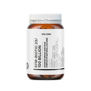 Eine braune Flasche mit weißem Deckel und der Aufschrift "DALUMA" enthält SYM-BIOTIC 23/100 BILLION DARMBAKTERIEN, ein fortschrittliches Breitspektrum-Probiotikum mit lebenden Bakterienkulturen und Rotalgen-Kalzium.