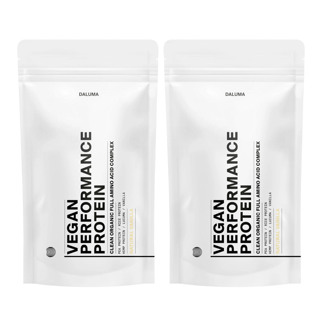 Zwei weiße, wiederverschließbare Beutel mit der Aufschrift "VEGANES PERFORMANCE PROTEIN VANILLE DOUBLE" von DALUMA, die in fetter schwarzer Schrift pflanzliches Protein mit natürlichem Vanillegeschmack und einem vollständigen Aminosäurenprofil hervorheben.