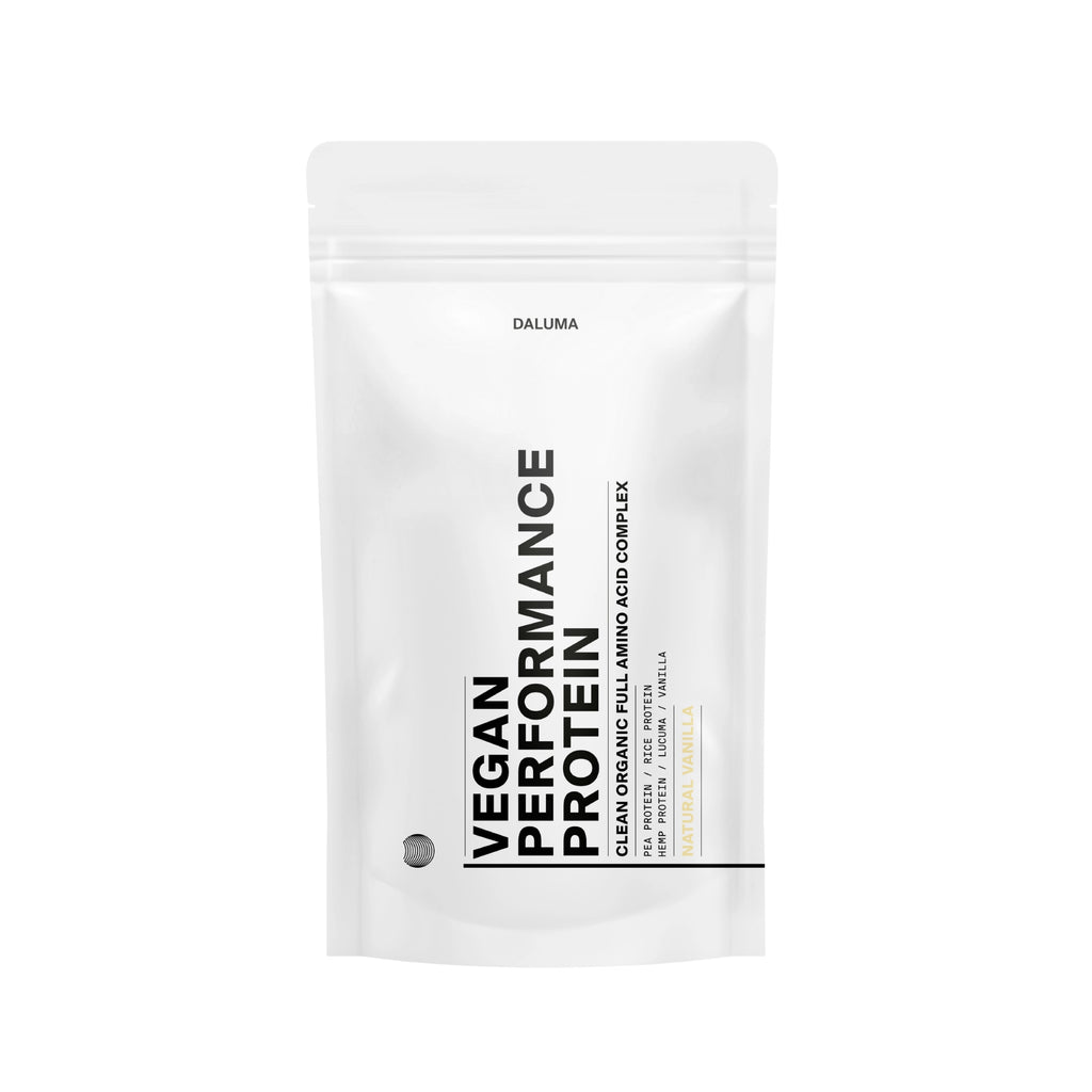 Ein weißer, wiederverschließbarer Beutel mit der Aufschrift "DALUMA VEGANES PERFORMANCE PROTEIN VANILLE" zeichnet sich durch ein klares, minimalistisches Design mit schwarzem, vertikalem Text aus, der den Clean Organic Fuel & Amino Acid Complex, das natürliche Vanille-Aroma und hochwertiges pflanzliches Eiweiß hervorhebt.