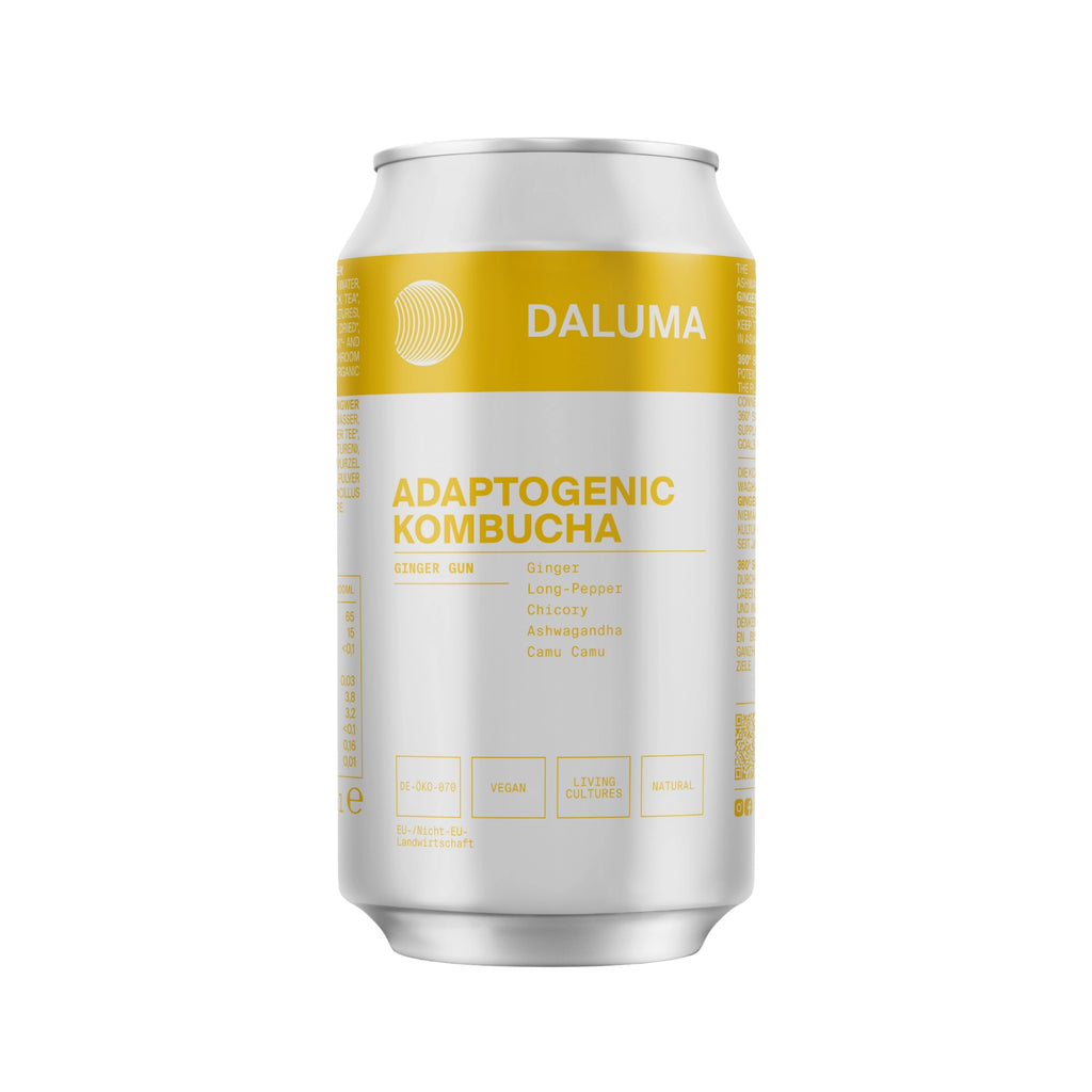 Auf einer silbernen Dose mit gelb-weißem Etikett steht DALUMA GINGER GUN INGWER KOMBUCHA. Dieses vegane, zuckerarme Getränk enthält probiotische Kulturen und lebende Kulturen, mit Ingwer, langem Pfeffer, Zichorie, Ashwagandha und Camu Camu.