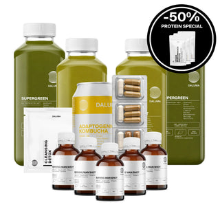 Eine Auswahl an DALUMA-Gesundheitsprodukten, darunter Flaschen mit GREEN JUICE PLUS SAFTKUR 5 TAGE, Nahrungsergänzungsmittel, Kapsel-Blisterpackungen, Proteinpakete, eine Kombucha-Dose und ein rundes Etikett mit der Aufschrift "-50% PROTEIN SPECIAL".
