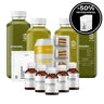 Eine Auswahl an DALUMA-Gesundheitsprodukten, darunter Flaschen mit GREEN JUICE PLUS SAFTKUR 5 TAGE, Nahrungsergänzungsmittel, Kapsel-Blisterpackungen, Proteinpakete, eine Kombucha-Dose und ein rundes Etikett mit der Aufschrift "-50% PROTEIN SPECIAL".