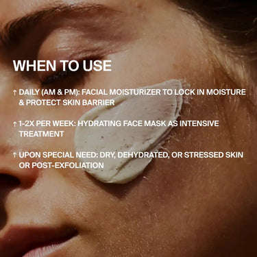 Eine Nahaufnahme zeigt das Gesicht einer Frau, die DALUMA HYDRATING ESSENTIALS auf ihre Wange aufgetragen hat. Täglich als Feuchtigkeitspflege, 1-2x wöchentlich als Maske und je nach Bedarf bei trockener, dehydrierter oder gestresster Haut verwenden.