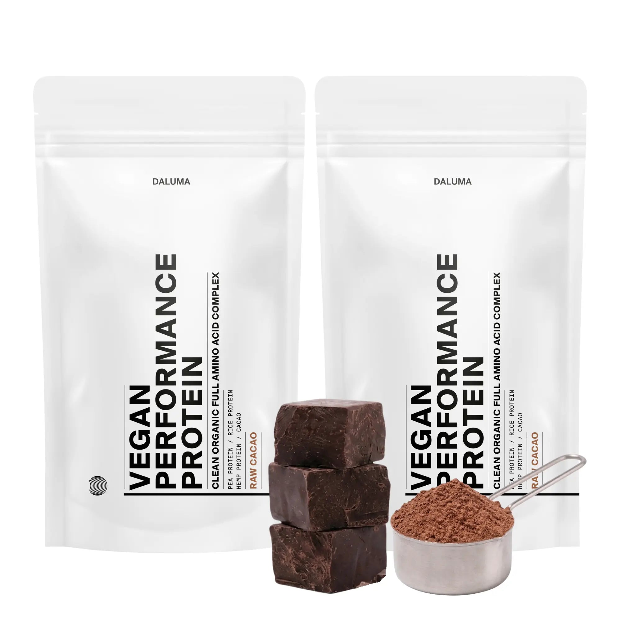 Zwei weiße, wiederverschließbare Beutel mit DALUMA VEGANES PERFORMANCE PROTEIN KAKAO DOUBLE stehen aufrecht und präsentieren diese vegane Bio-Proteinmischung mit minimalistischem schwarzem Text und dem Hinweis 