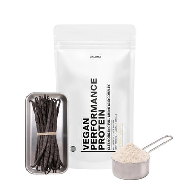 Ein weißer, wiederverschließbarer Beutel mit der Aufschrift "DALUMA VEGANES PERFORMANCE PROTEIN VANILLE" zeichnet sich durch ein klares, minimalistisches Design mit schwarzem, vertikalem Text aus, der den Clean Organic Fuel & Amino Acid Complex, das natürliche Vanille-Aroma und hochwertiges pflanzliches Eiweiß hervorhebt.