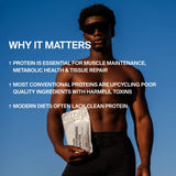Ein durchtrainierter, hemdloser Mann mit Sonnenbrille hält einen Beutel mit DALUMA VEGANES PERFORMANCE PROTEIN ALL FLAVORS im Freien. Der Text hebt die Vorteile von pflanzlichem Eiweiß für Muskeln, Gesundheit und saubere Ernährung hervor und warnt gleichzeitig vor minderwertigen konventionellen Proteinen.