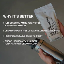 Eine Hand hält einen VEGANES PERFORMANCE PROTEIN ALL FLAVORS-Beutel von DALUMA, eine andere einen Shaker. Der Text hebt Aminosäuren mit vollem Spektrum, organische Inhaltsstoffe, keine Giftstoffe, hohe Bioverfügbarkeit und einen sanften Bourbon-Vanille-Geschmack hervor.