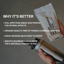 Eine Person hält eine DALUMA VEGANES PERFORMANCE PROTEIN VANILLE in der einen Hand und einen Edelstahl-Shaker in der anderen. Der Text hebt die Vollspektrum-Aminosäuren, die Bioqualität, die hohe Bioverfügbarkeit und den natürlichen Vanille-Geschmack hervor.