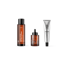 Die ANTI AGING ESSENTIAL ROUTINE von DALUMA zeigt drei Hautpflegeprodukte auf weißem Hintergrund: eine braune Flasche mit Green Coffee Enzyme Cleanser, eine braune Tropfflasche und eine silberne Hydrate-Tube.
