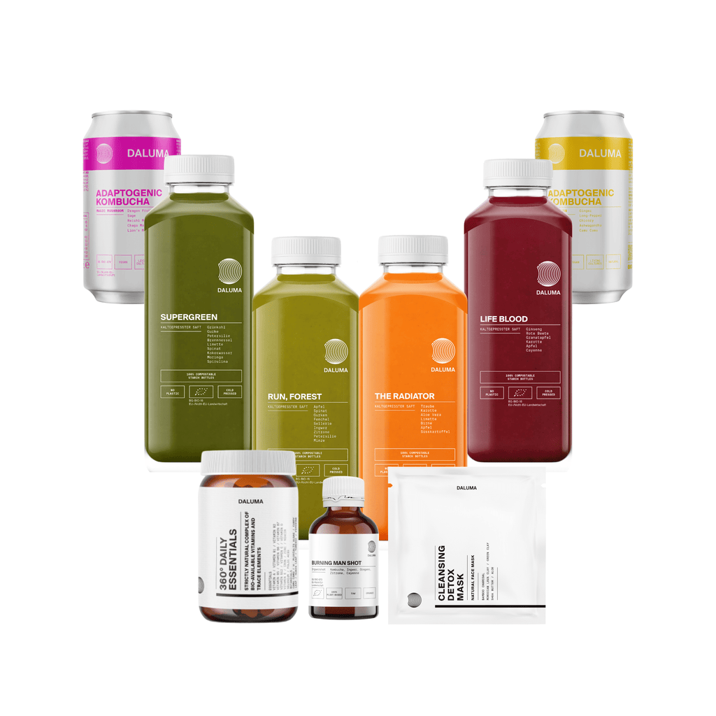 Eine Auswahl von DALUMA-Produkten, darunter die BETTER ENERGY SAFTKUR 5 TAGE, Kombucha-Dosen, Nahrungsergänzungsgläser und Pulverpäckchen, auf weißem Hintergrund.