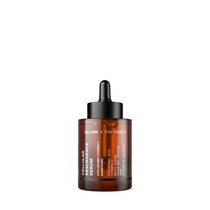 Eine Tropfflasche aus braunem Glas mit der Aufschrift CELLULAR RESURGENCE ANTI AGING SERUM von DALUMA, mit weißem und orangefarbenem Text, Hyaluronsäure für die Hauterneuerung, und einem schwarzen Tropfverschluss auf weißem Hintergrund.