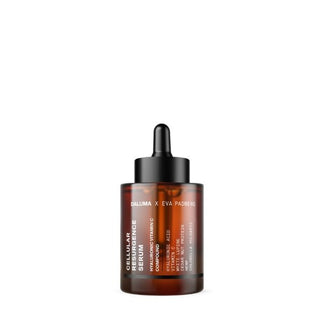 Eine braune Glastropfflasche mit der Aufschrift CELLULAR RESURGENCE ANTI AGING SERUM mit DALUMA-Branding und weißem und orangefarbenem Text, der Vitamin C für die Hauterneuerung hervorhebt, wird vor einem weißen Hintergrund gezeigt.