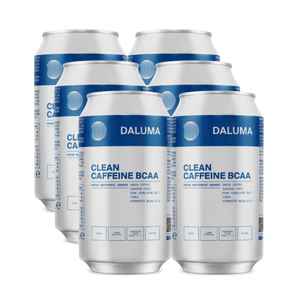 Sechs Dosen DALUMA CLEAN BCAA ENERGY DRINK, ein natürliches Energiegetränk mit veganen BCAAs, im schlichten weiß-blauen Design und mit klarem Branding auf jeder Dose.