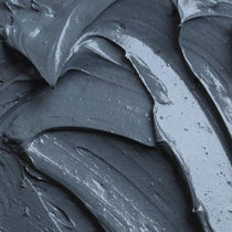 Nahaufnahme der CLEANSING AKTIVKOHLE FACE MASK von DALUMA, einer glatten, dunkelgrauen, cremigen Formel mit einer glänzenden Textur. Die dicke Maske wird in schwungvollen Bewegungen aufgetragen und sorgt für ein luxuriöses Hautpflegeerlebnis.