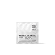 Ein weißer Beutel mit der Aufschrift DALUMA CLEANSING AKTIVKOHLE FACE MASK mit Zutaten wie Bambuskohle und marokkanische Lava Heilerde; diese 10 ml reinigende Maske ist auf einem schlichten weißen Hintergrund abgebildet.