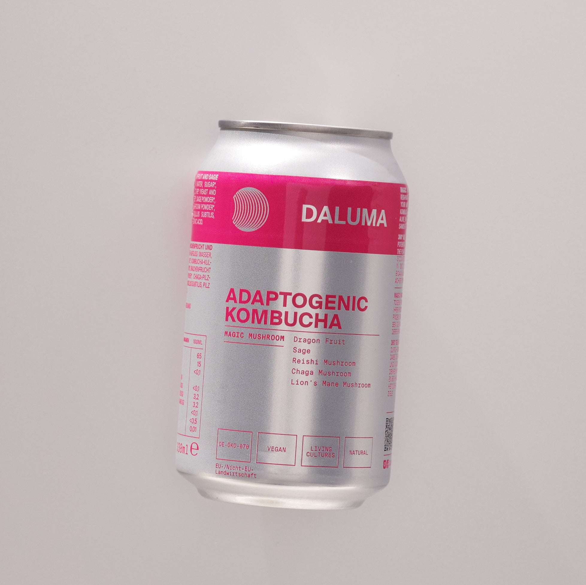 Eine silberne Dose DALUMA Adaptogenic Kombucha hat ein rosa-weißes Etikett mit Drachenfrucht, Salbei, Reishi, Chaga und Löwenmähne - eine ideale Wahl für Ihr DAILY FEEL GOOD JUICE PACKAGE oder als lebendige Alternative zu kaltgepressten Säften.