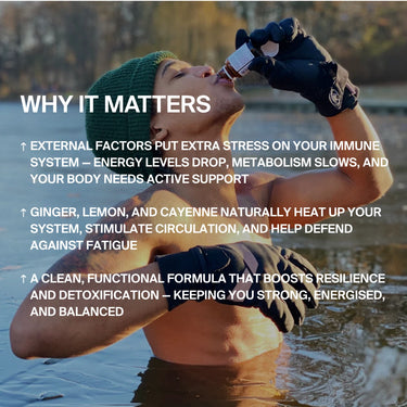 Eine Person in Winterkleidung steht im eiskalten Wasser und trinkt den BURNING MAN INGWERSHOT 24 PACK von DALUMA. Der Text hebt Ingwer, Zitrone und Cayenne aus Kaltpressung für Immunität, Stoffwechsel und Energie hervor. Bio-zertifizierter Gesundheitsschub!.