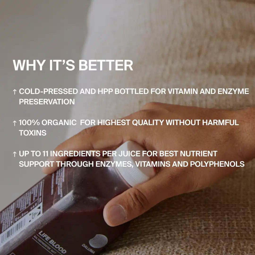 Eine Nahaufnahme zeigt eine Hand, die eine DALUMA LIFE BLOOD POWER SAFT 6 PACK Flasche hält - dunkler Saft auf Stoff - mit einem Text über kaltgepressten, 100 % biologischen Saft mit bis zu 11 Inhaltsstoffen wie Rote Bete für eine hervorragende Nährstoffversorgung.