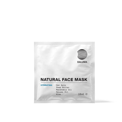 Ein weißer Beutel mit der Aufschrift DALUMA DEEP HYDRATION FEUCHTIGKEITSMASKE enthält natürliche Zutaten wie Oar Kelp, Shea Butter, Macadamia Öl, Sesamöl und Aloe. Die Feuchtigkeitsmaske enthält 10 ml.