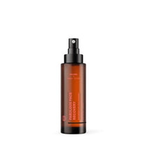 Eine braune DALUMA FACE RECOVERY MIST GESICHTSSPRAY Flasche mit schwarzer Pumpe und minimalistischem rot-weißem Etikett, abgebildet vor weißem Hintergrund.