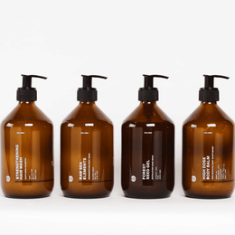 Vier braune DALUMA-Pumpflaschen mit weißer Schrift stehen vor einem weißen Hintergrund, darunter FOREST SEED GEL HAND WASH und andere Hautpflegeprodukte wie Shampoo und Duschgel, die alle mit natürlichen Inhaltsstoffen hergestellt werden.