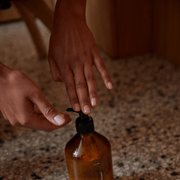 LAVAGE DES MAINS AU GEL DE GRAINES FORESTIÈRES