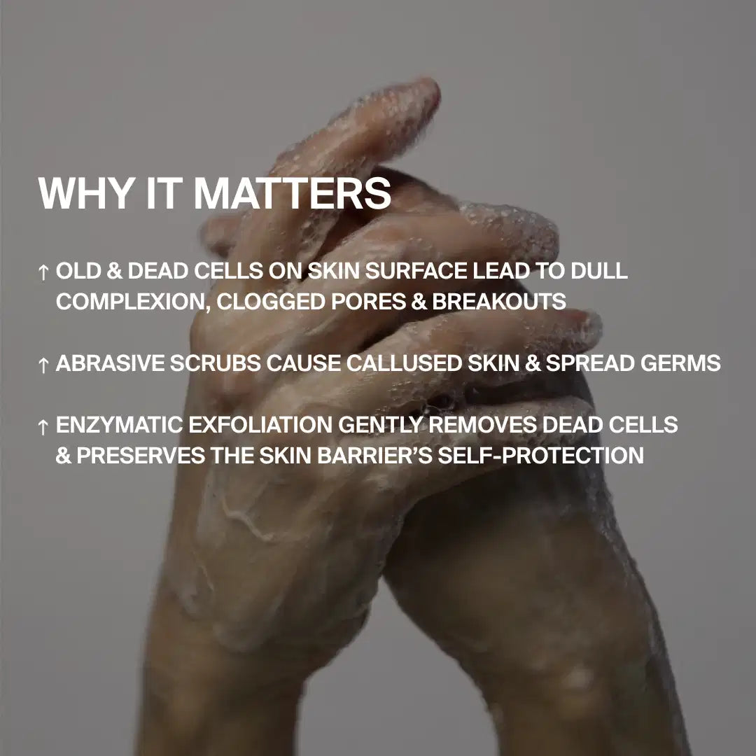 Zwei Hände, die mit DALUMA FOREST SEED GEL HAND WASH eingerieben sind, sind aneinander geklammert. Der Text auf dem Bildschirm hebt die enzymatische Exfoliation in der Hautpflege hervor und empfiehlt eine sanfte Reinigung im Gegensatz zu abrasiven Peelings, um abgestorbene Hautzellen effektiv zu entfernen.