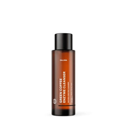 Eine braune Flasche mit einer schwarzen Kappe mit der Aufschrift DALUMA GREEN COFFEE CLEANSER ENZYMPEELING, bekannt für sanftes Peeling und natürliche Hautregeneration, steht aufrecht auf weißem Hintergrund.