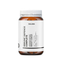Die braune Plastikflasche mit weißem Deckel und der Aufschrift DALUMA IMMUN DEFENCE COMPLETE KOMPLEX enthält fortschrittliche natürliche Ergänzungsmittel mit Zink, Selen, Vitamin C und D3 sowie Knoblauchextrakt zur Unterstützung und Stärkung des Immunsystems.