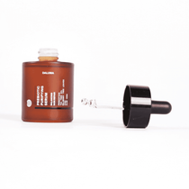 Eine geöffnete bernsteinfarbene Flasche DALUMA PREBIOTIC PURIFYING GESICHTSSERUM mit schwarzem Tropfverschluss ist auf weißem Hintergrund abgebildet und hebt Unreinheiten Reduktion und probiotische Bakterienkulturen zur Unterstützung der Hautbarriere hervor.