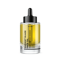 Eine klare Glastropfflasche mit der Aufschrift DALUMA RADIANT GLAZE GESICHTSÖL, gefüllt mit gelbem Öl und verschlossen mit einem schwarzen Tropfverschluss, hebt nachhaltige Kosmetik und natürliche Inhaltsstoffe auf weißem Hintergrund hervor.